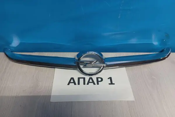 Накладка решетки радиатора Opel Astra 2012-2018