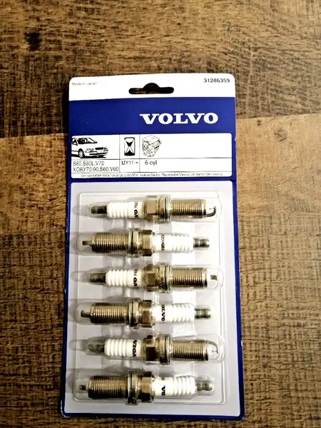 Свечи зажигания комплект Volvo оригинал из Европы 31286359