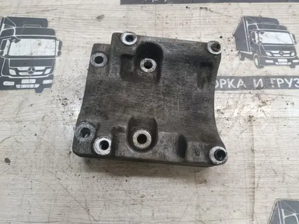 Кронштейн компресора 9042300042 Mercedes-Benz Atego